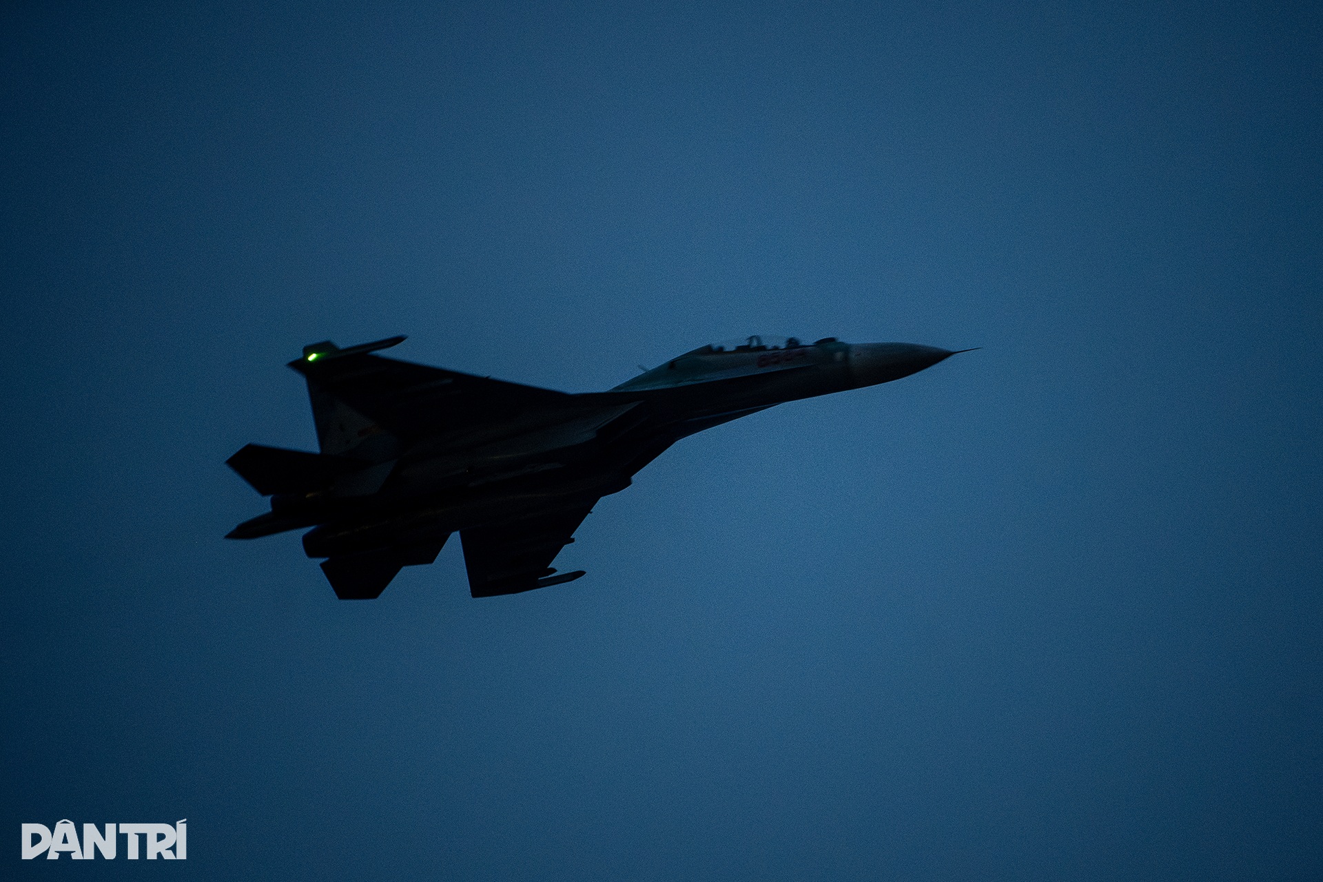 Chiêm ngưỡng hổ mang chúa SU-30MK2 xuất kích huấn luyện bay đêm - 8