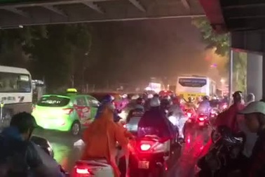 Tại phố Chùa Bộc, mưa lớn kèm gió thổi mạnh trở đi trở lại nhiều lần trong buổi tối 29/8