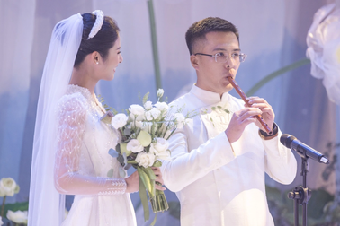 Chú rể Phú Đạt thổi sáo tặng Ngọc Hân trong ngày cưới