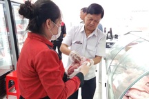 Vụ Công ty C.P. Việt Nam bị tố bán heo bệnh: Cửa hàng hoạt động khi giấy phép hết hiệu lực