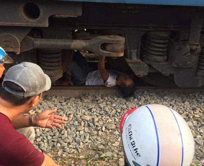 TP.HCM: Người đàn ông mắc kẹt nhiều giờ dưới gầm tàu hỏa, hàng chục cảnh sát phải ra tay giải cứu - Ảnh 1. TP.HCM: Người đàn ông mắc kẹt nhiều giờ dưới gầm tàu hỏa, hàng chục cảnh sát phải ra tay giải cứu - Ảnh 1.