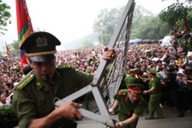 10 phút "thót tim" chứng kiến biển người tràn lên núi Nghĩa Lĩnh