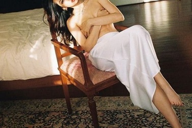 Chi Pu “khoe” ảnh bán nude gợi cảm sau trận “khẩu chiến ngầm” với Gil Lê?