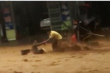 Khoảnh khắc trận lũ quét kinh hoàng và pha cứu người ngoạn mục