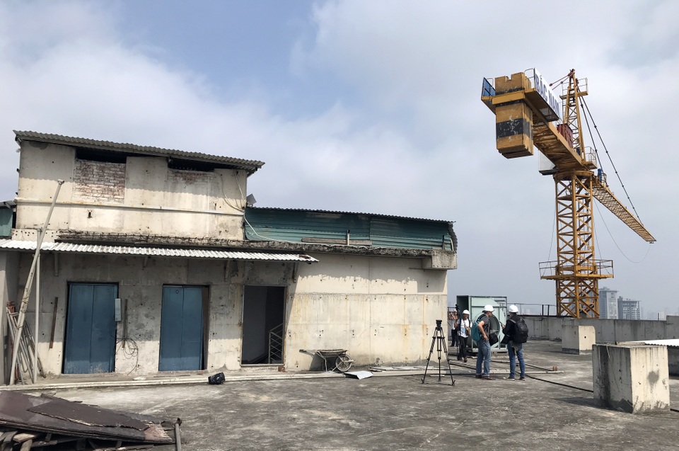 Hà Nội cắt mái bê tông tầng 18 tòa nhà 8B Lê Trực - 11