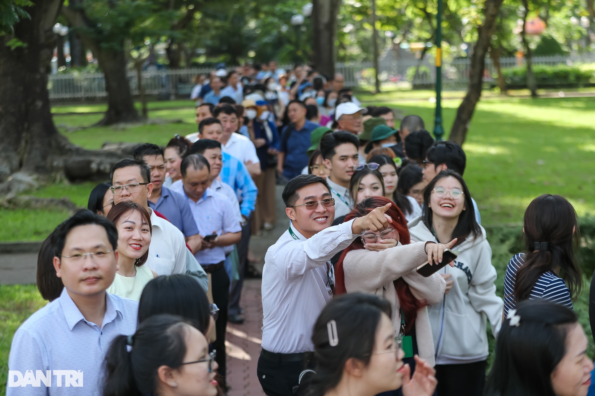 Người dân TPHCM xếp hàng chờ đi tàu metro trong ngày chạy thử cuối cùng