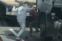 Hai tài xế cầm đao, côn nhị khúc loạn đả sau va chạm giao thông