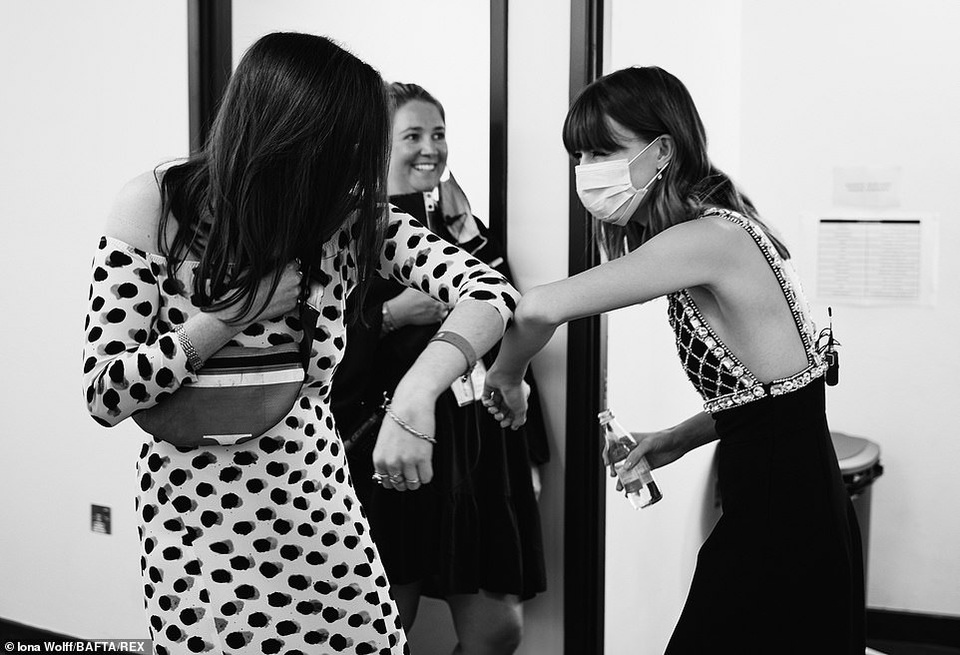 Sao đứng xa nhau, đeo khẩu trang khi dự lễ trao giải - 5