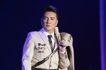 Bộ Văn hóa vào cuộc vụ Đàm Vĩnh Hưng cài huy hiệu "lạ" khi biểu diễn