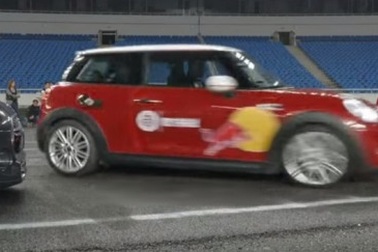 Kỷ lục thế giới mới về đỗ xe vào chỗ hẹp