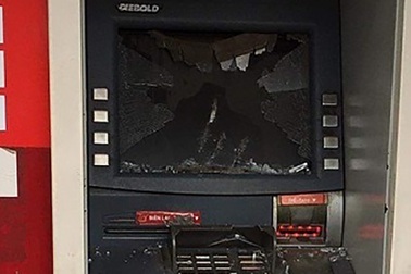 Hàng loạt trụ ATM ở Bình Dương bị một thanh niên đập phá
