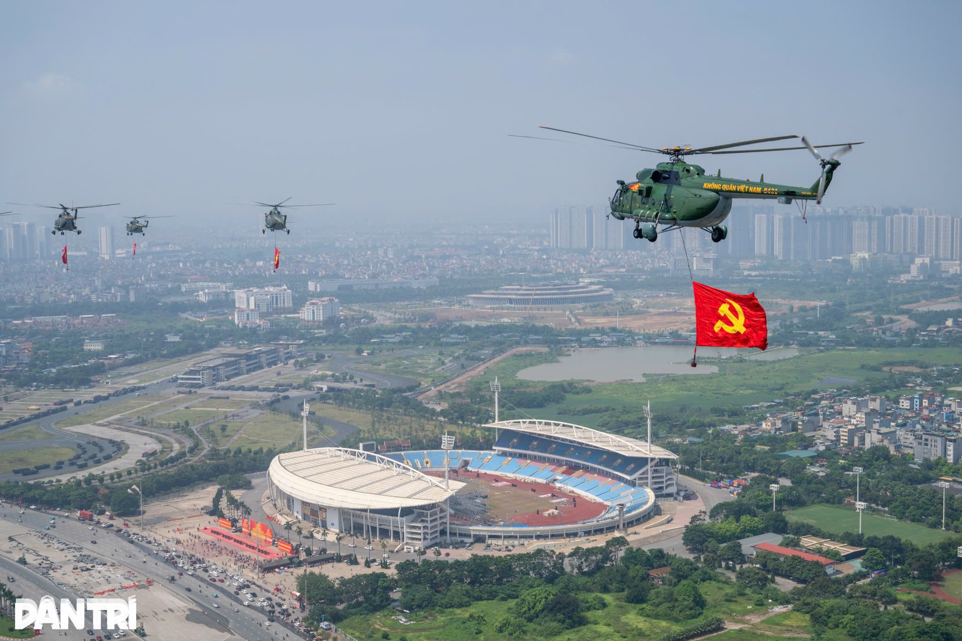 Hình ảnh 10 trực thăng Không quân Việt Nam kéo cờ trên Quảng trường Ba Đình - 16 Hình ảnh 10 trực thăng Không quân Việt Nam kéo cờ trên Quảng trường Ba Đình - 16
