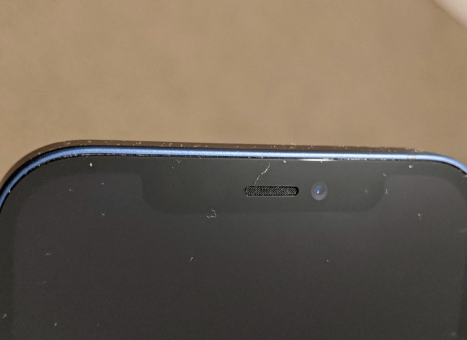 Thực hư khe hở trên màn hình iPhone khiến máy luôn bị lọt bụi bẩn - 3 Thực hư khe hở trên màn hình iPhone khiến máy luôn bị lọt bụi bẩn - 3