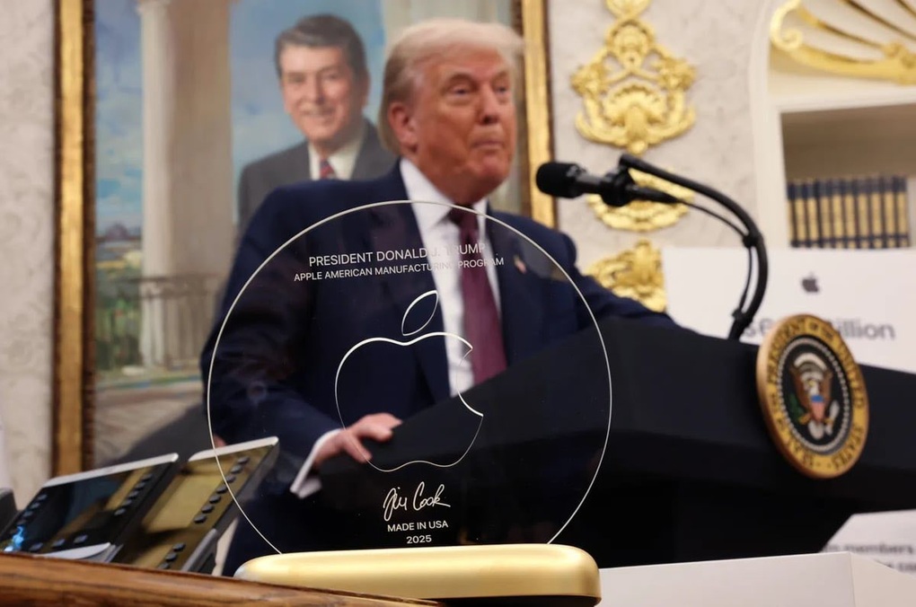 Tim Cook tặng Tổng thống Donald Trump món quà đặc biệt kèm lời hứa gì? - 1 Tim Cook tặng Tổng thống Donald Trump món quà đặc biệt kèm lời hứa gì? - 1