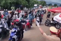 Khoảnh khắc đẹp của CSGT với đoàn xe máy về quê tránh dịch