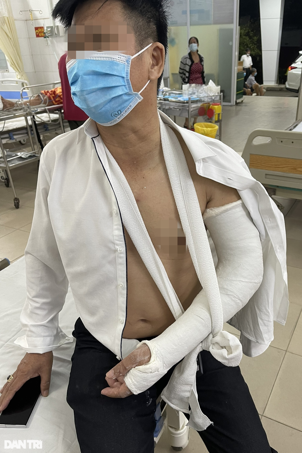 9 ô tô tông liên hoàn: Xe cấp cứu liên tục đến hiện trường cứu người - 1 9 ô tô tông liên hoàn: Xe cấp cứu liên tục đến hiện trường cứu người - 1