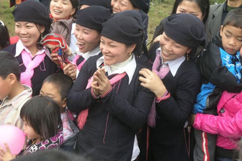 Đầu năm xem hội hát qua làng