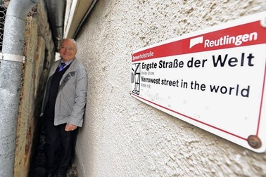 Con phố hẹp nhất thế giới khiến người thừa cân đi qua dễ bị mắc kẹt
