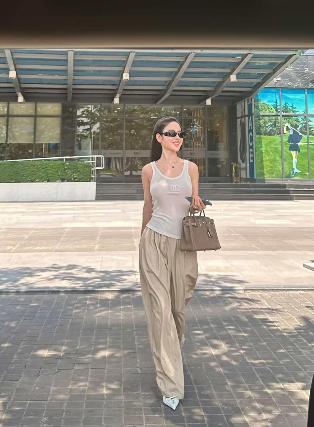 Hot girl xinh đẹp vừa dạm ngõ với cầu thủ Quang Hải là ai? - 7 Hot girl xinh đẹp vừa dạm ngõ với cầu thủ Quang Hải là ai? - 7