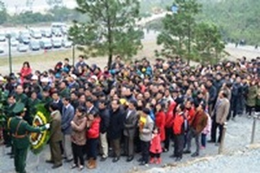 Nườm nượp dòng người đến viếng mộ Đại tướng ngày đầu năm