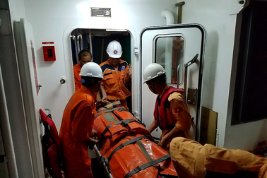 Cấp cứu ngư dân bị đau ruột thừa khi đang đánh bắt thuỷ sản ở Hoàng Sa