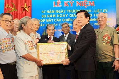 Chủ tịch nước Trương Tấn Sang gặp gỡ cựu tù chính trị Hỏa Lò 