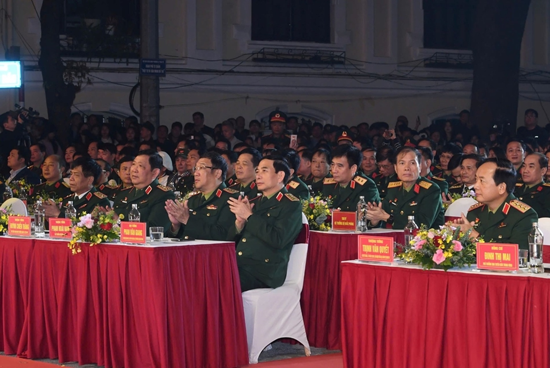 Đại tướng Phan Văn Giang gặp gỡ, bắt tay người dân trên phố đi bộ hồ Gươm - 2 Đại tướng Phan Văn Giang gặp gỡ, bắt tay người dân trên phố đi bộ hồ Gươm - 2