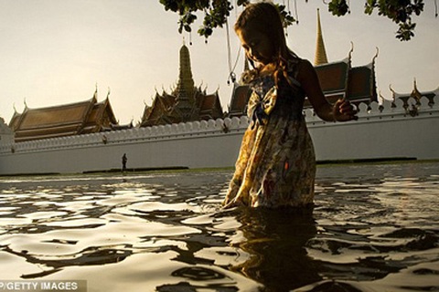 Bangkok: Sông dâng cao kỷ lục, nước tràn vào Cung điện