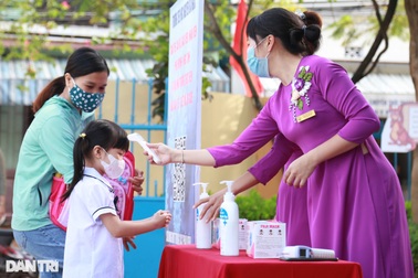 Gần 2 tháng nghỉ do Covid-19, học sinh phấn khởi trở lại trường học tập