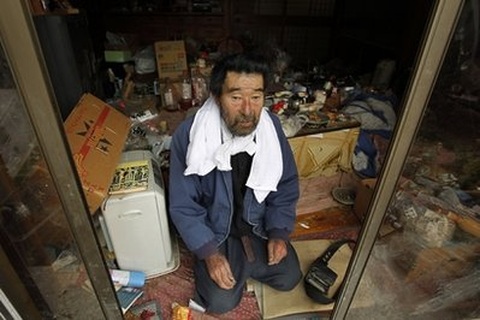 Cụ ông mắc kẹt trong thị trấn bỏ hoang từ ngày sóng thần