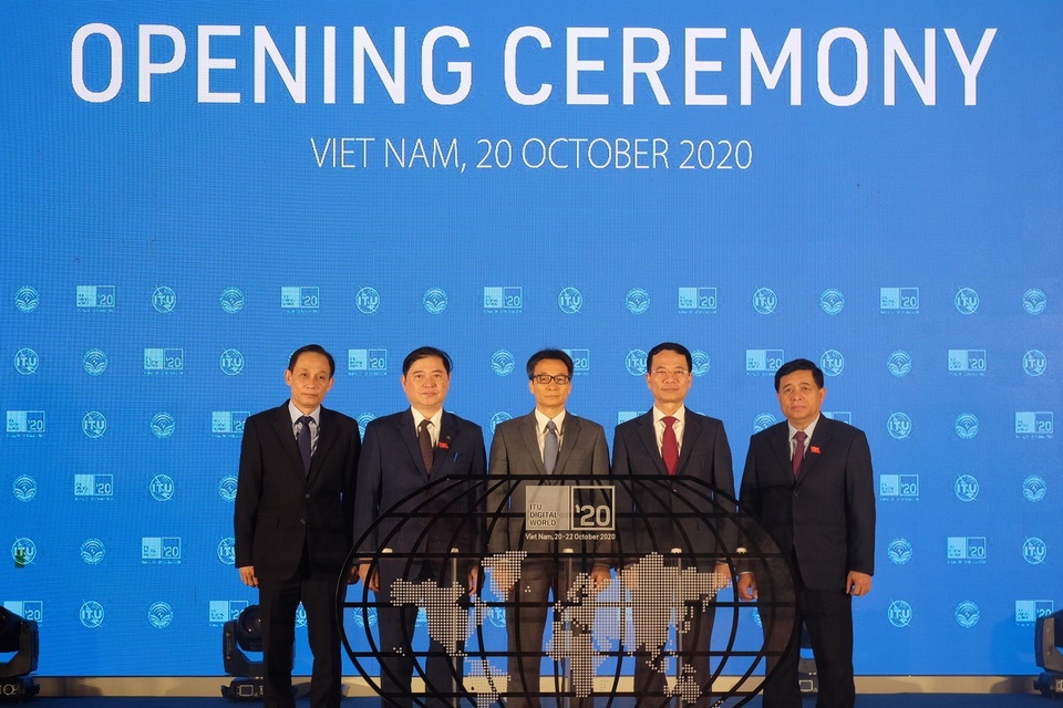 Phó Thủ tướng Vũ Đức Đam nhấn nút khai mạc Hội nghị ITU Digital World 2020 - 1 Phó Thủ tướng Vũ Đức Đam nhấn nút khai mạc Hội nghị ITU Digital World 2020 - 1