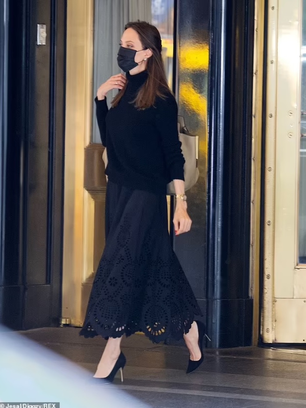 Angelina Jolie mặc đồ đen giản dị vẫn đẹp nổi bật ngoài sân bay - 3