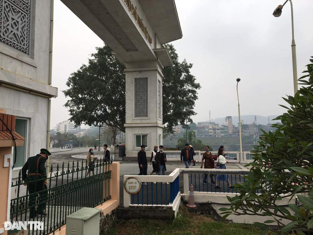 Hàng ngày có 1.500 - 2.000 lượt người qua cửa khẩu quốc tế Lào Cai - 2 Hàng ngày có 1.500 - 2.000 lượt người qua cửa khẩu quốc tế Lào Cai - 2