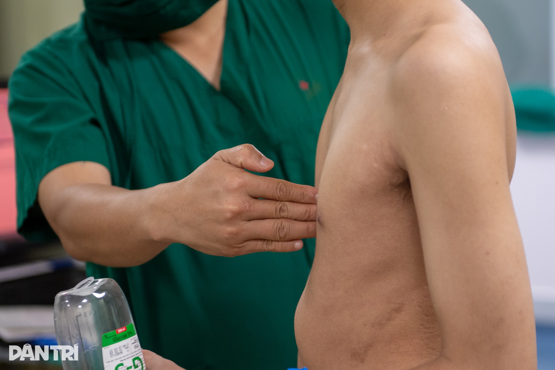 Xem bác sĩ dùng thanh titan uốn xương cho chàng trai lõm ngực - 1 Xem bác sĩ dùng thanh titan uốn xương cho chàng trai lõm ngực - 1