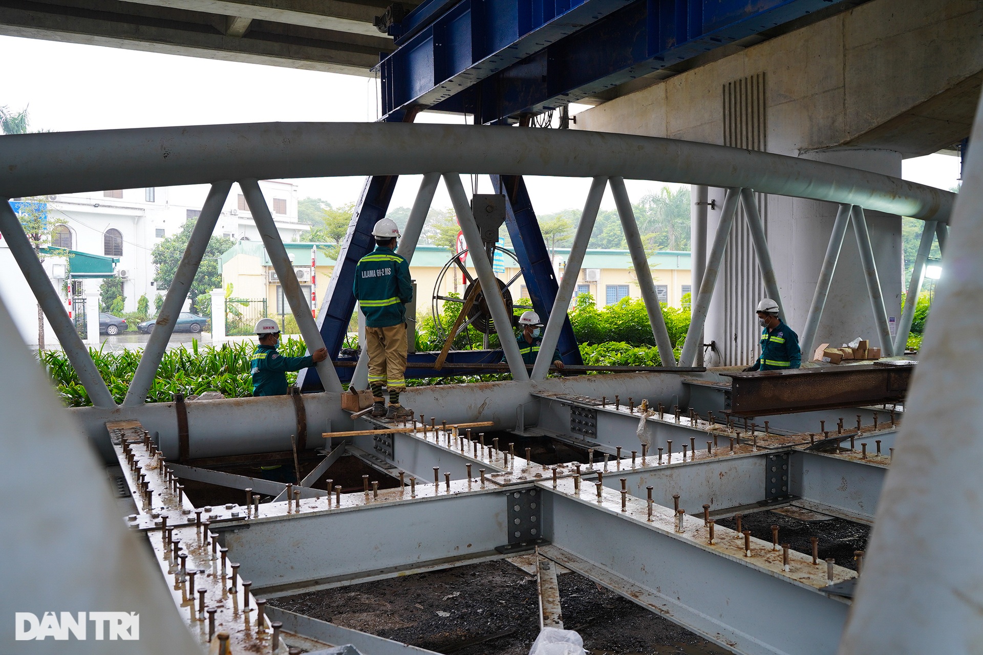 Độc đáo cây cầu vòm sắt nằm lọt thỏm dưới gầm đường Vành đai 3 ở Hà Nội - 3