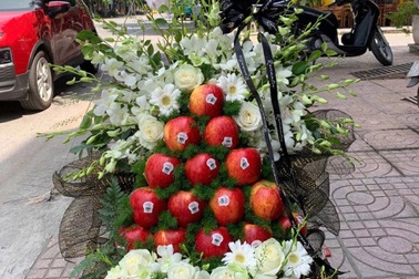 Tháp táo đỏ thay hoa viếng tang, chủ tiệm nhận gì với hướng kinh doanh mới?