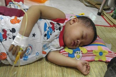 Mẹ vừa mất vì ung thư, bé gái 3 tuổi lại đối mặt với bệnh ung thư