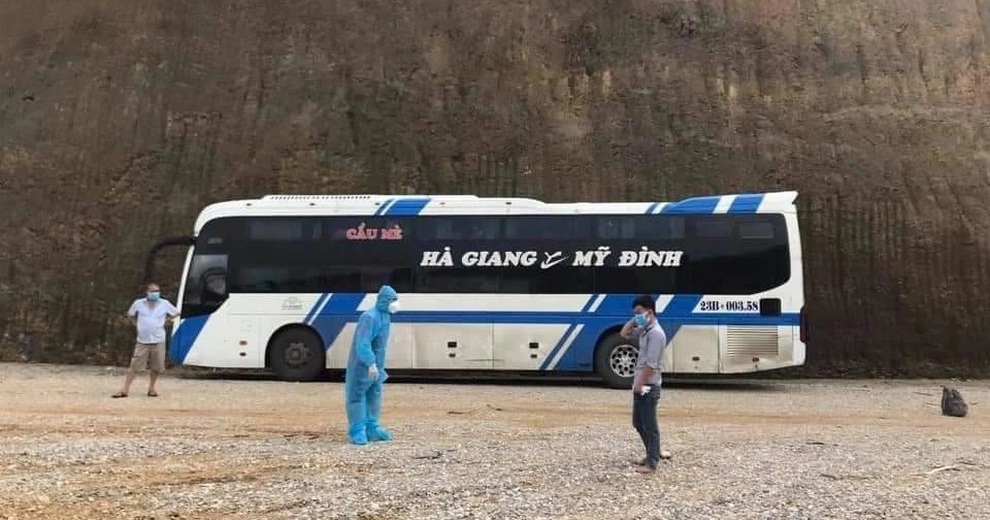 F0 trèo tường rào trốn viện, bắt ô tô khách trở về quê - 1 F0 trèo tường rào trốn viện, bắt ô tô khách trở về quê - 1