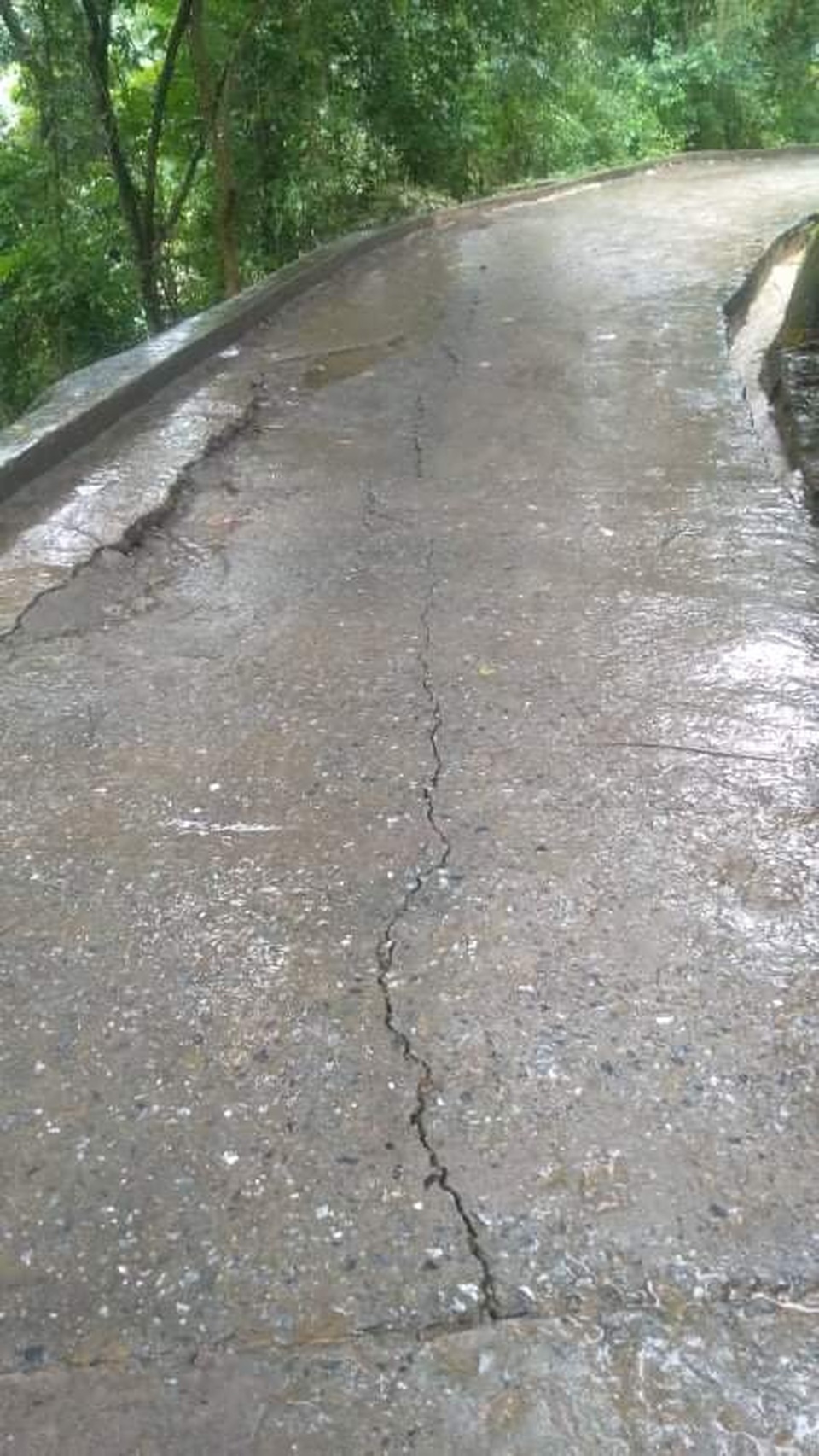 Một số đường khu vực trong thị trấn xuất hiện những vết nứt nhỏ. Một số đường khu vực trong thị trấn xuất hiện những vết nứt nhỏ.