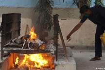 Nhân viên đốt xác - những người khốn khổ giữa đại dịch Covid-19 tại Ấn Độ