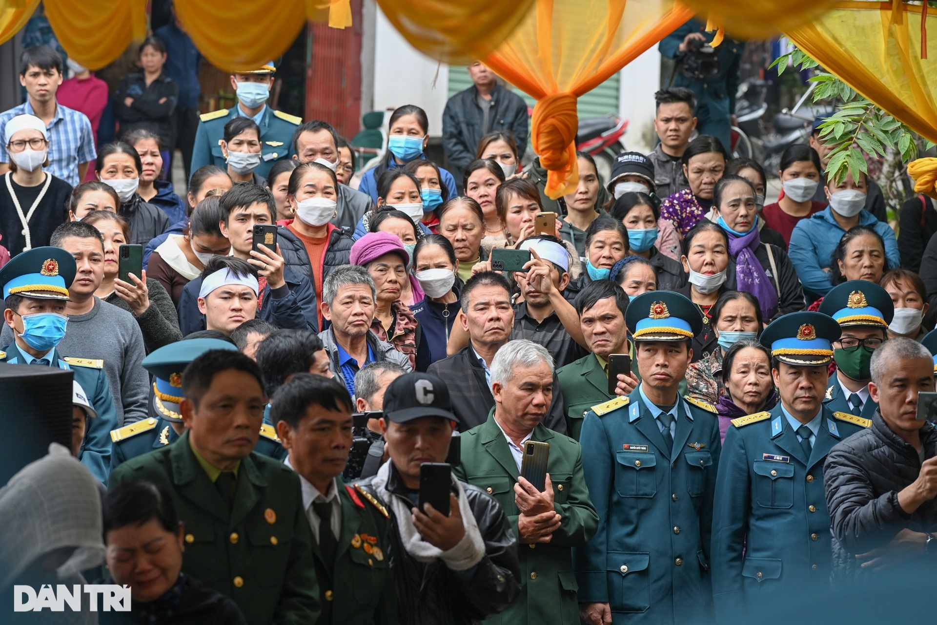 Xúc động tiễn biệt Thiếu tá, phi công Trần Ngọc Duy về đất mẹ - 5 Xúc động tiễn biệt Thiếu tá, phi công Trần Ngọc Duy về đất mẹ - 5