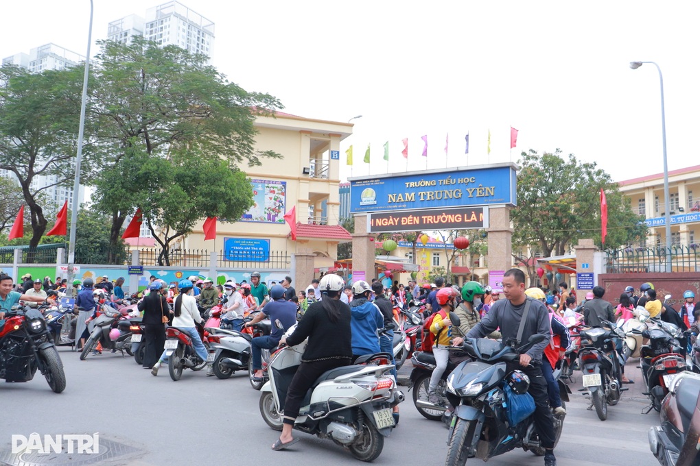 Không có biển cấm, công an khó xử lý ô tô đỗ tràn lan trước cổng trường - 2 Không có biển cấm, công an khó xử lý ô tô đỗ tràn lan trước cổng trường - 2