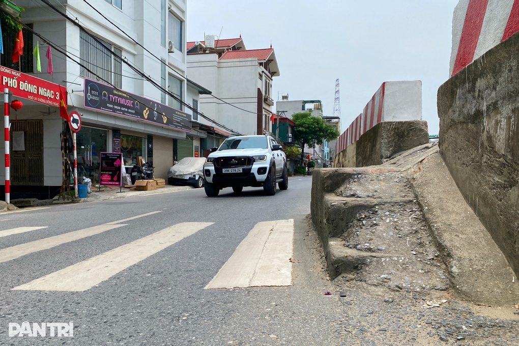 Hà Nội: Phường Đông Ngạc ra tay xử lý cầu thang bộ mọc giữa đường - 1 Hà Nội: Phường Đông Ngạc ra tay xử lý cầu thang bộ mọc giữa đường - 1