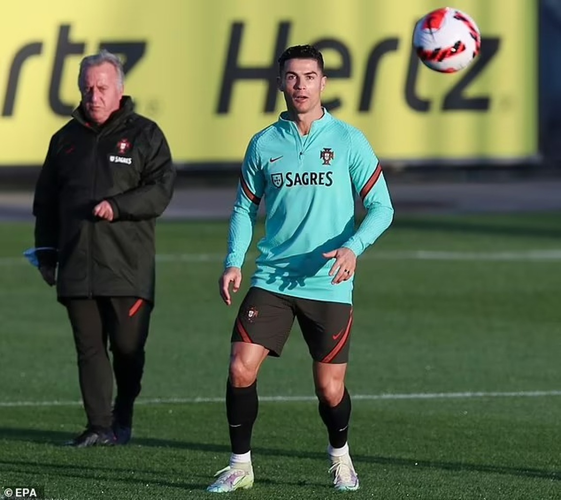 C.Ronaldo lên tiếng trước tin đồn phải ngồi dự bị ở tuyển Bồ Đào Nha - 3 C.Ronaldo lên tiếng trước tin đồn phải ngồi dự bị ở tuyển Bồ Đào Nha - 3
