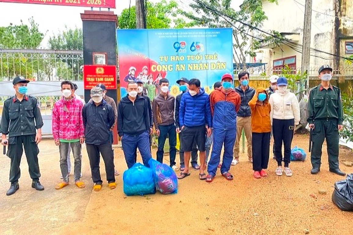 Con bạc nhảy từ tầng 2 trốn công an, test nhanh sòng bạc có ca dương tính - 2 Con bạc nhảy từ tầng 2 trốn công an, test nhanh sòng bạc có ca dương tính - 2