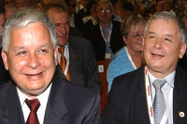 Thủ tướng Ba Lan tình nguyện đưa hết lương cho mẹ 