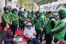 Đà Nẵng: Hàng trăm tài xế Grab vây trụ sở phản đối tăng chiết khấu