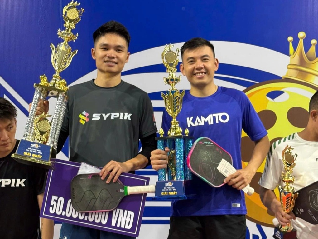 Linh Giang - Hoang Nam: Daripada rakan sepasukan yang rapat kepada perang mulut dalam talian - 2 Linh Giang - Hoàng Nam: Từ đồng đội thân thiết đến màn khẩu chiến trên mạng - 2