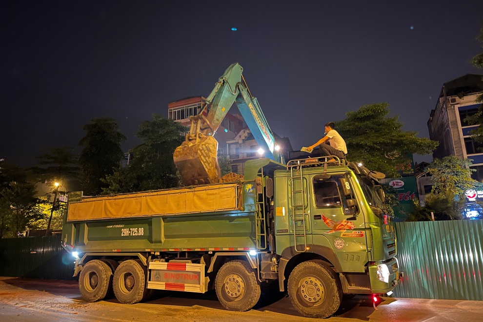 Xuyên đêm xén dải phân cách, mở rộng tuyến đường đẹp nhất thủ đô - 7 Xuyên đêm xén dải phân cách, mở rộng tuyến đường đẹp nhất thủ đô - 7