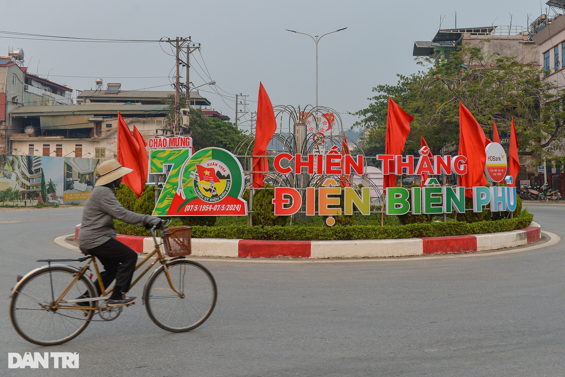 Thành phố Điện Biên Phủ rực rỡ cờ hoa trước ngày đại lễ 7/5 - 7 Thành phố Điện Biên Phủ rực rỡ cờ hoa trước ngày đại lễ 7/5 - 7